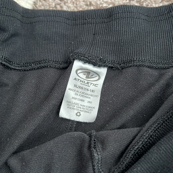 Workout shorts - Picture 2 of 3